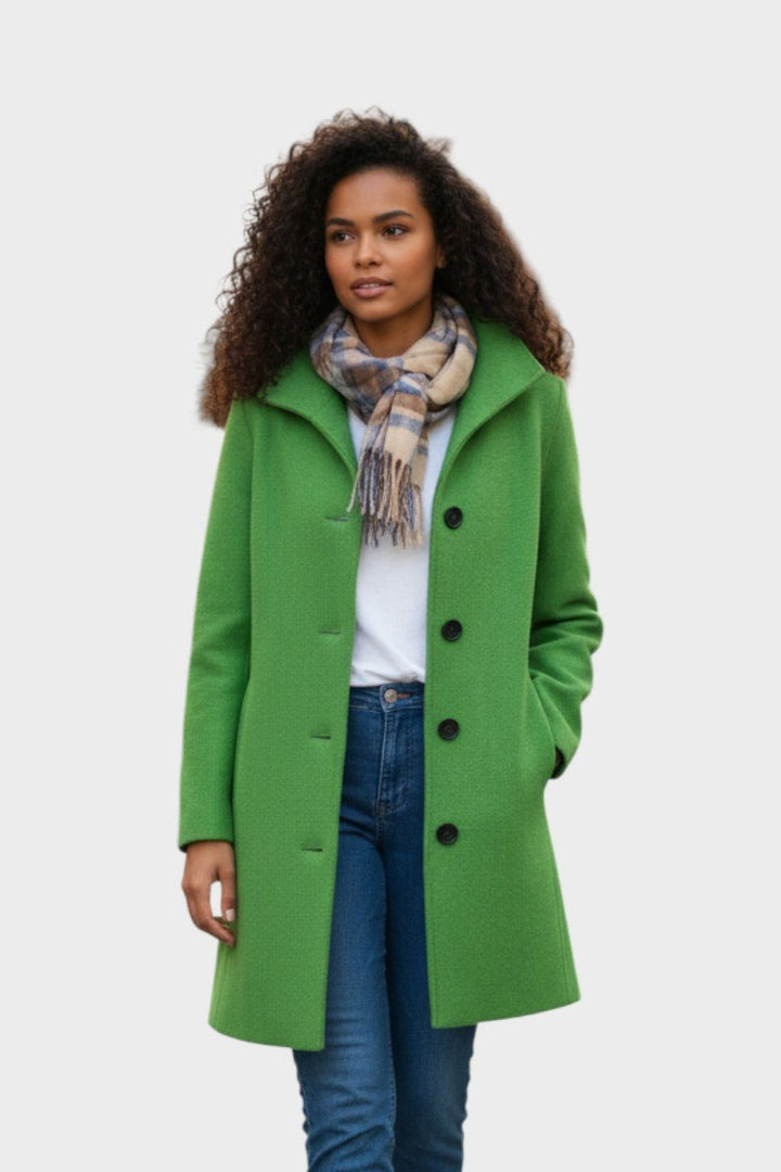 Model bærer elegant damejakke i nordisk design. Klassisk, komfortabel og tidløs stil.