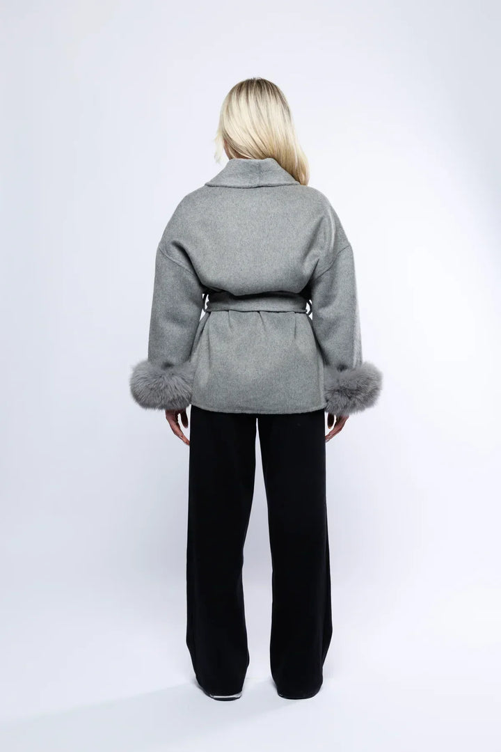 Luksuriøs modejakke til kvinder med bløde faux fur manchetter, perfekt til efterår/vinter.