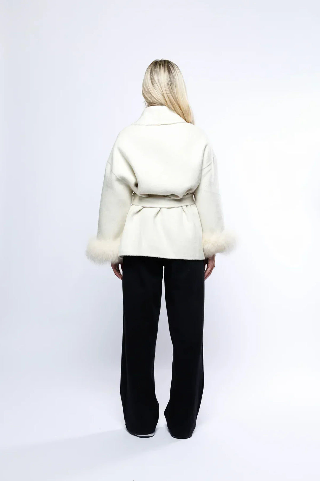 Modebevidst jakke med faux fur manchetter og taljebælte, perfekt til et sofistikeret udtryk.