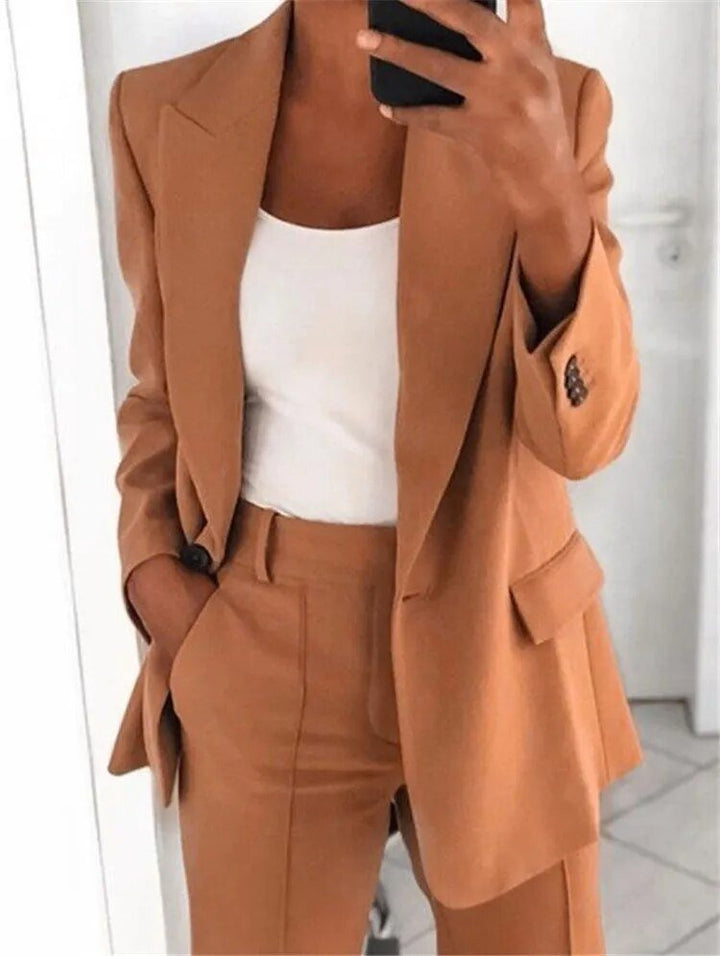 Nærbillede af stoffet på et elegant damejakkesæt, fremhæver kvalitet og tekstur.
