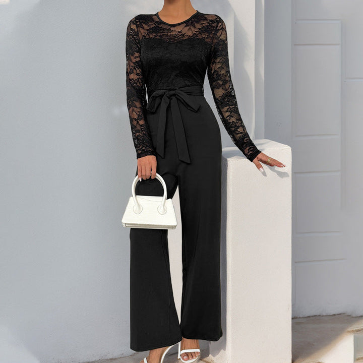 Elegant damejumpsuit med sort blondeoverdel, bindebånd i taljen og lange ærmer til festlige lejligheder.