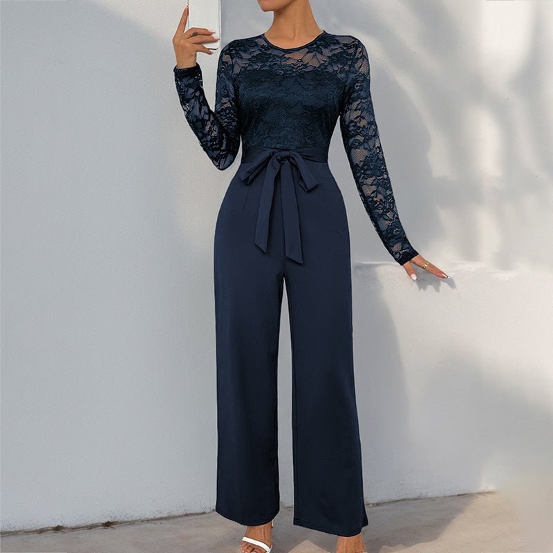 Stilfuld damejumpsuit med blondedetaljer og bindebånd, ideel til elegant festtøj og aftenbrug.