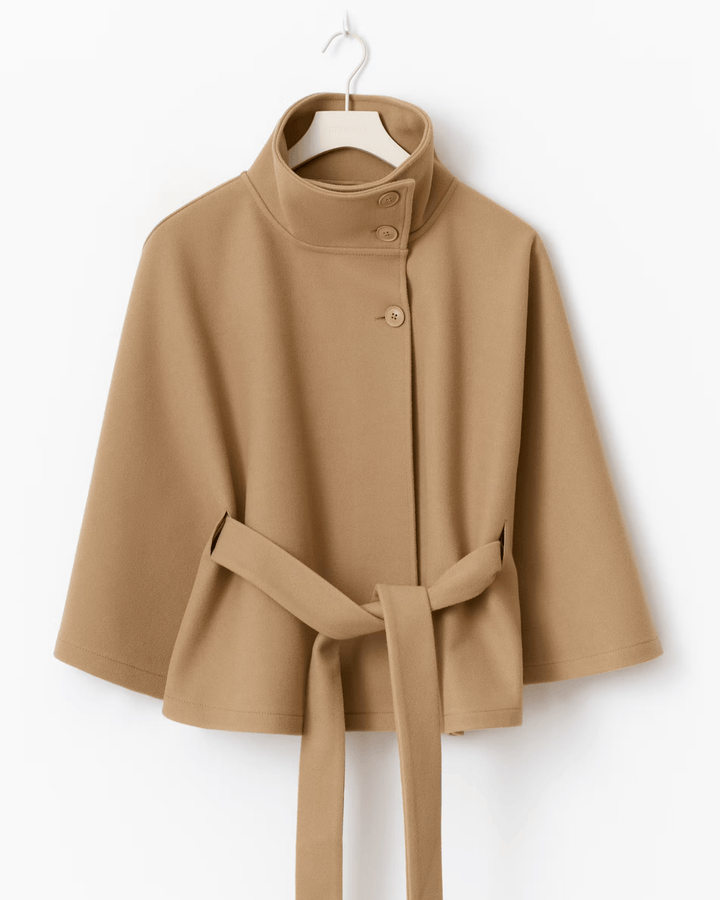 Elegant damekappe med bælte i bevægelse, fremviser design og mode.