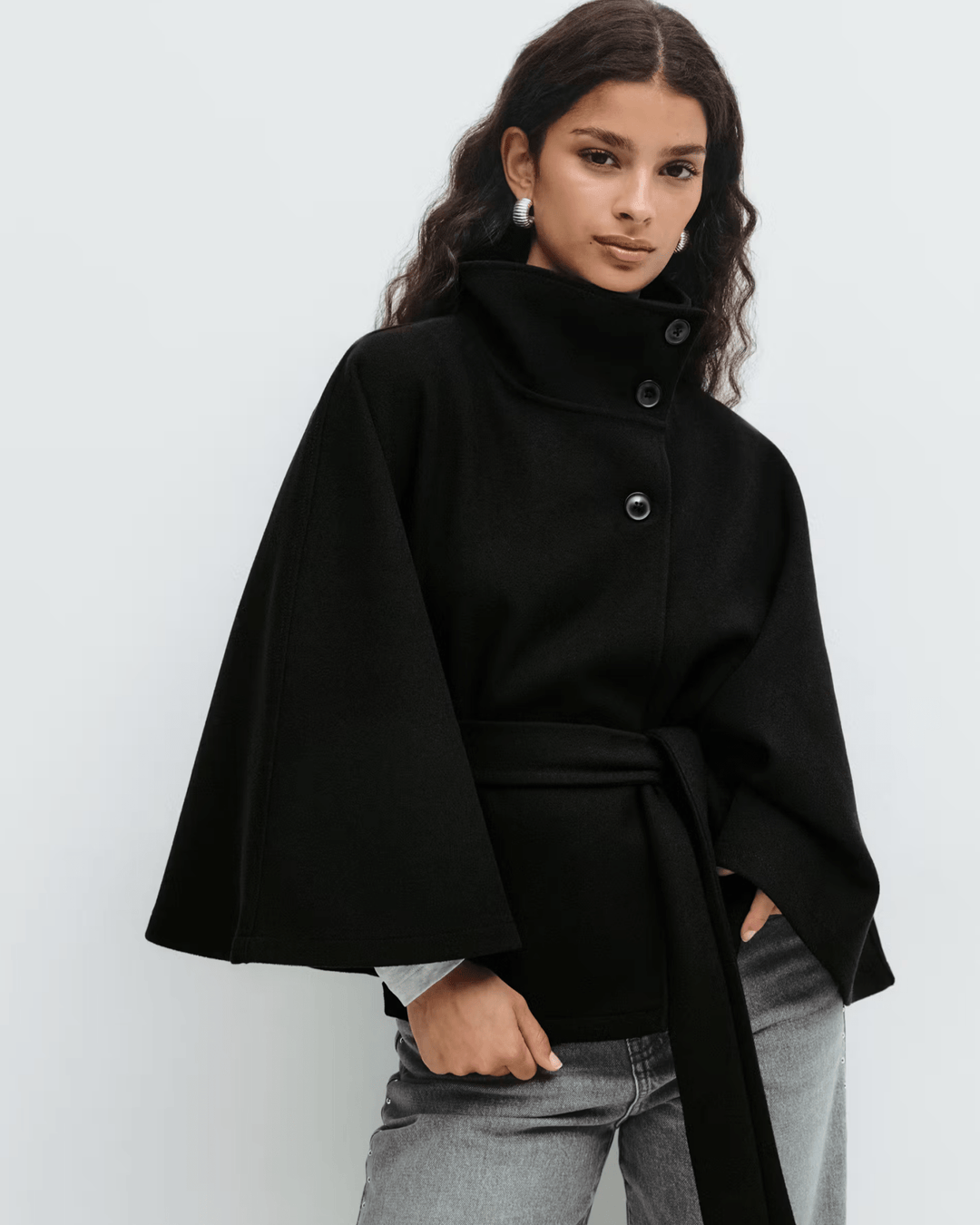 Elegant damekappe i fransk stil, set fra siden, med bælte.