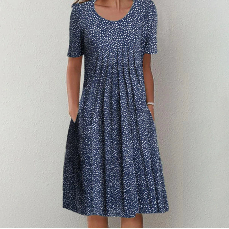 Tidløs og elegant damekjole, der sidder smukt. Komfortabel og alsidig klassisk kjole, perfekt til kvindens garderobe.