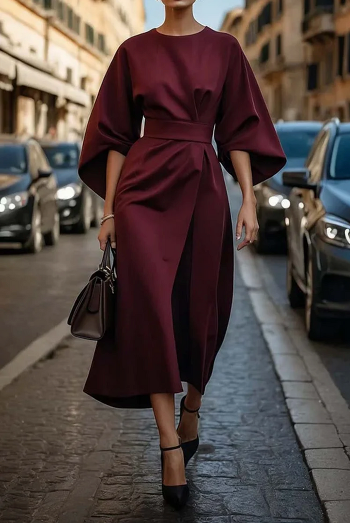 Komfortabel og stilfuld sommerkjole med elegante lanterneærmer. Perfekt til en flatterende silhouette.