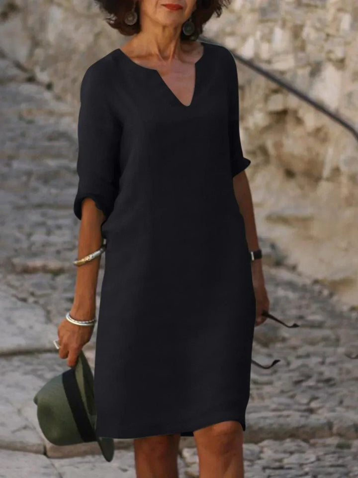Stilfuld v-hals festkjole til kvinder i smukt, draperet silke-lignende stof. Perfekt til aften.