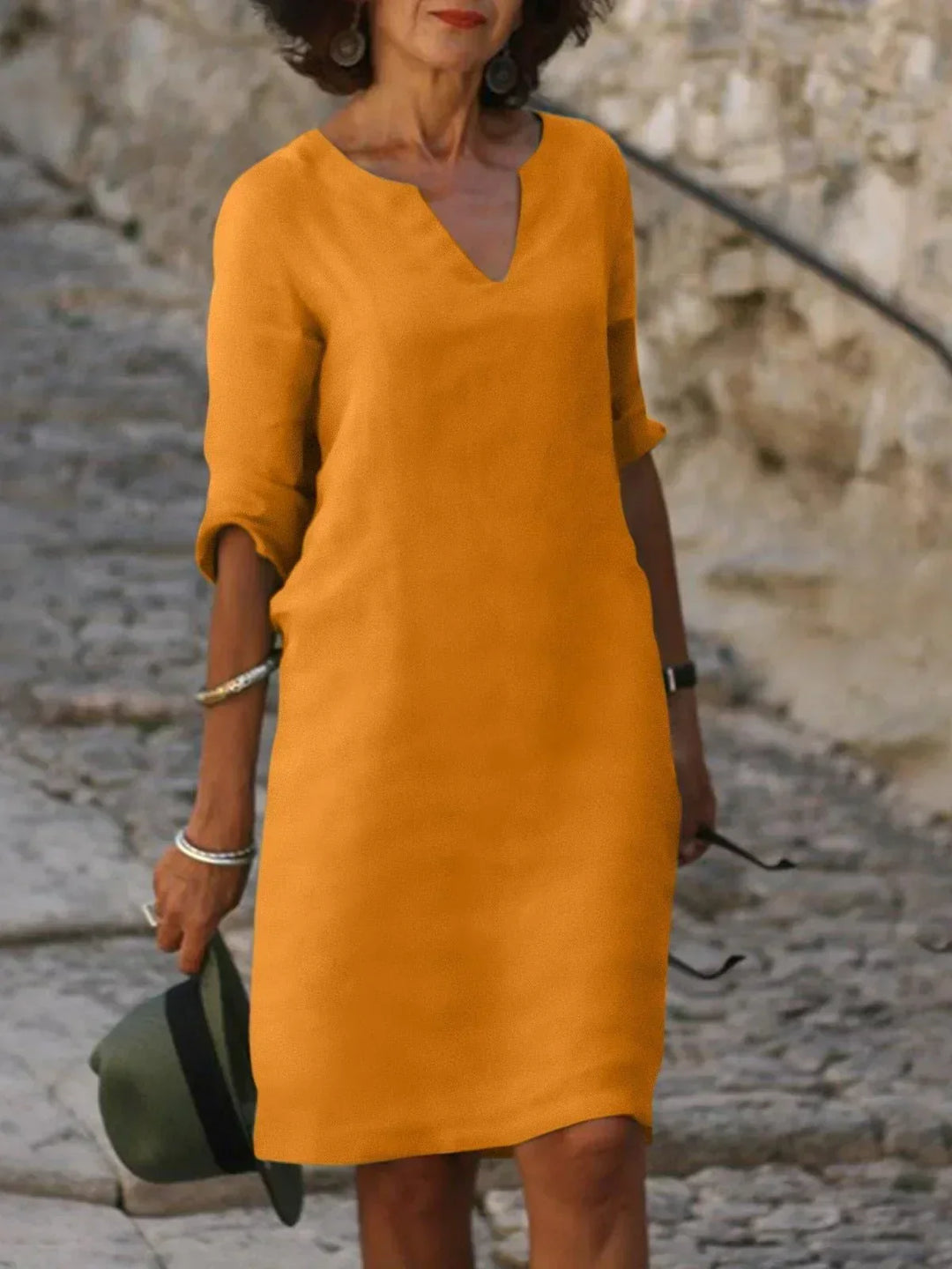 Smuk, elegant damekjole med v-hals og flydende silke-look. Ideel til fest og stilfulde begivenheder.