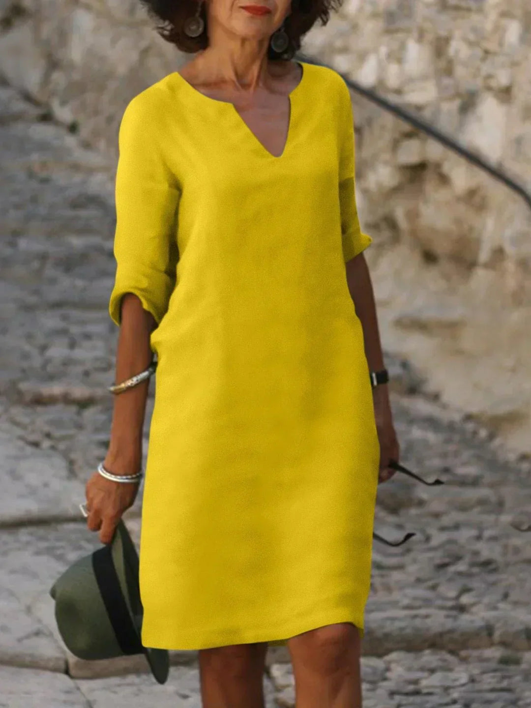 Let og stilfuld v-hals aftenkjole til kvinder i chiffon, med et smukt, draperet og elegant design.