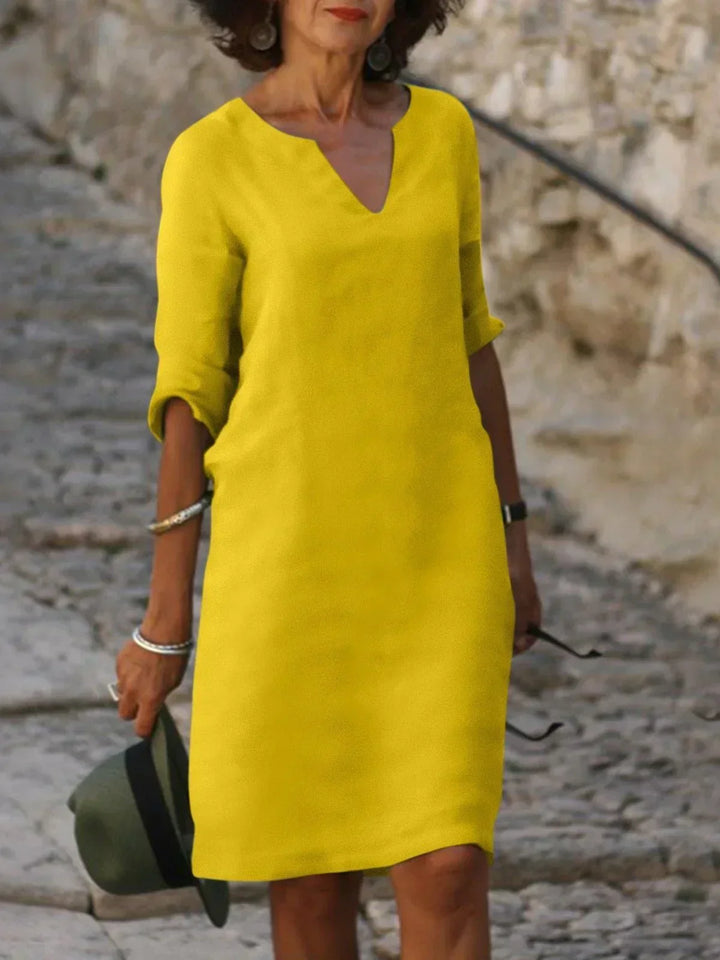 Let og stilfuld v-hals aftenkjole til kvinder i chiffon, med et smukt, draperet og elegant design.