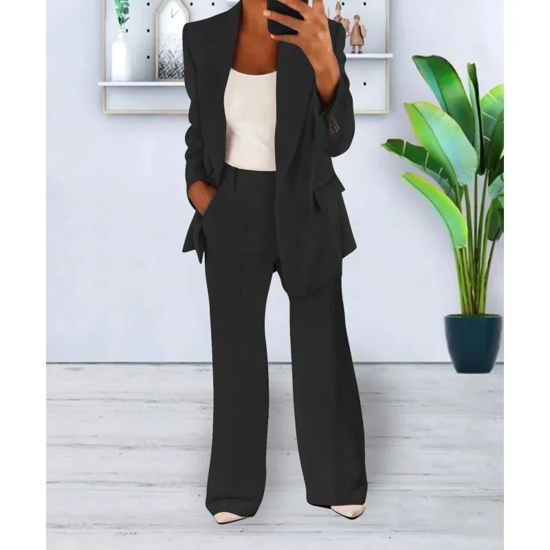 Chic damesæt med lang blazer og elegante vide bukser til fest eller professionelle events.
