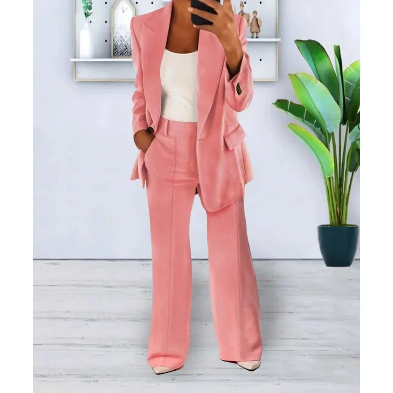 Smart casual damesæt med blazer og vide bukser; perfekt til den moderne kvindes garderobe.