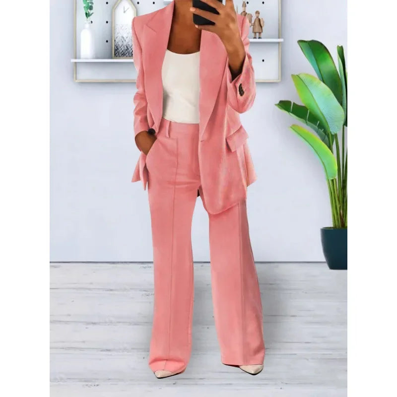 Moderne damesæt: elegant blazer og trendy vide bukser for et sofistikeret forretningslook.