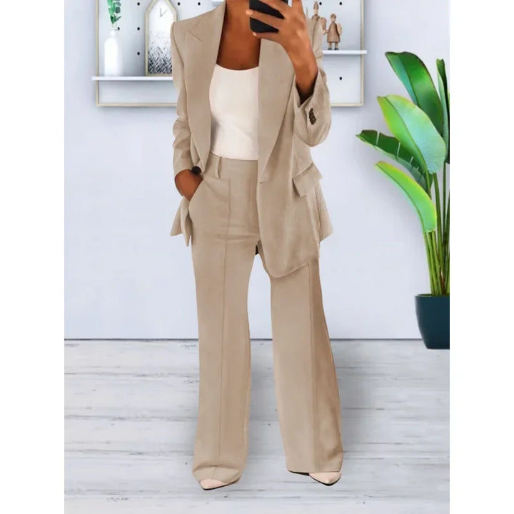 Professionelt damesæt med blazer og løse vide bukser; ideelt til kontoret og møder.