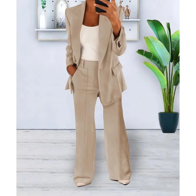 Elegant damesæt med blazer og vide bukser, perfekt som festtøj eller hverdagstøj.