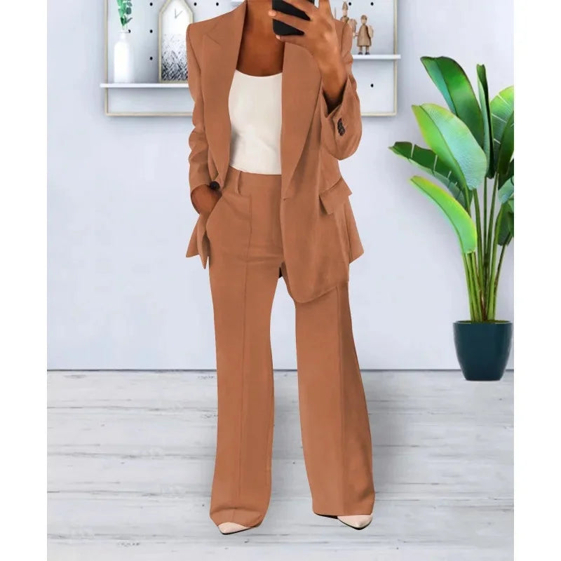 Alsidigt jakkesæt til kvinder: blazer og vide bukser for et stilrent og elegant look.