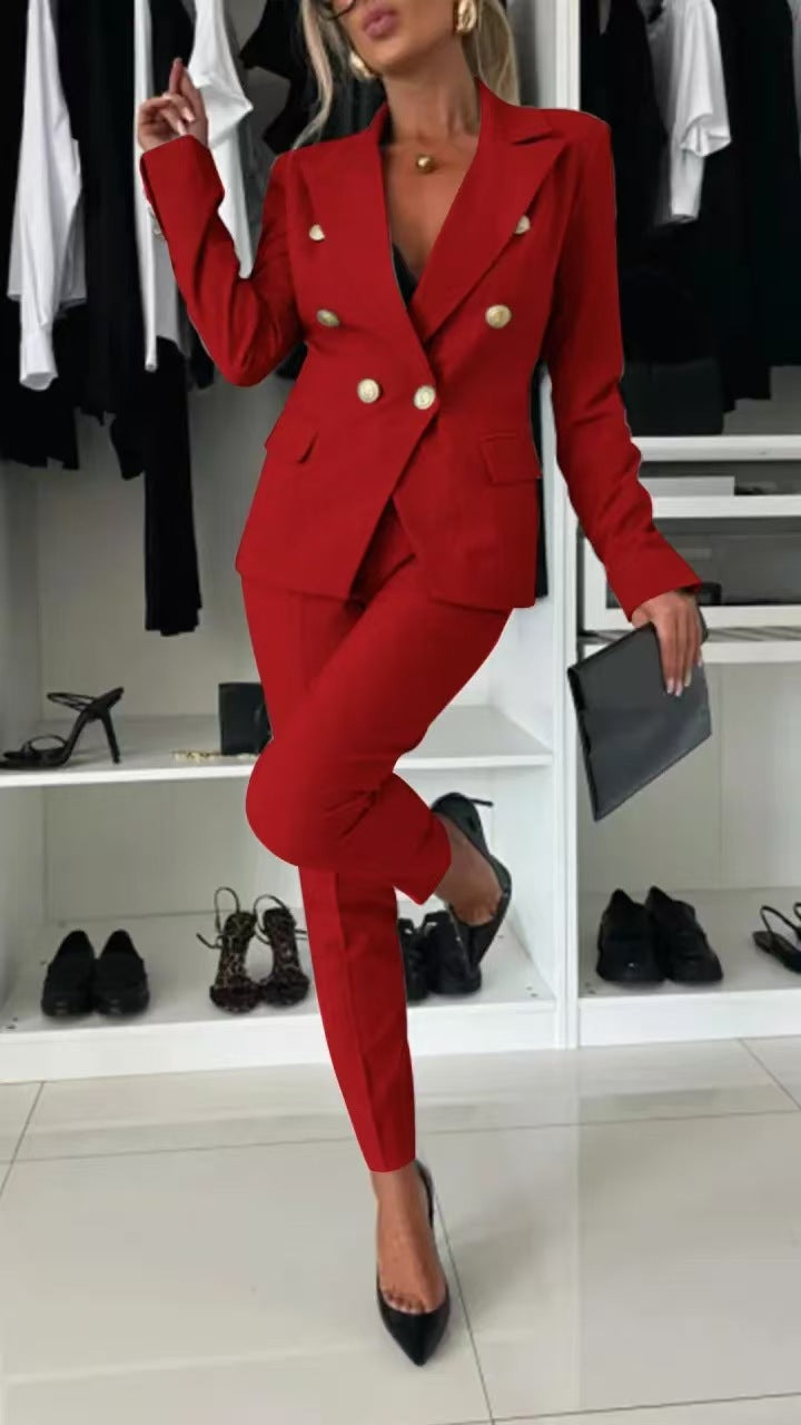 Damesæt med blazer og bukser. Fremhæver en moderne, feminin stil, ideelt for den stilbevidste kvinde.