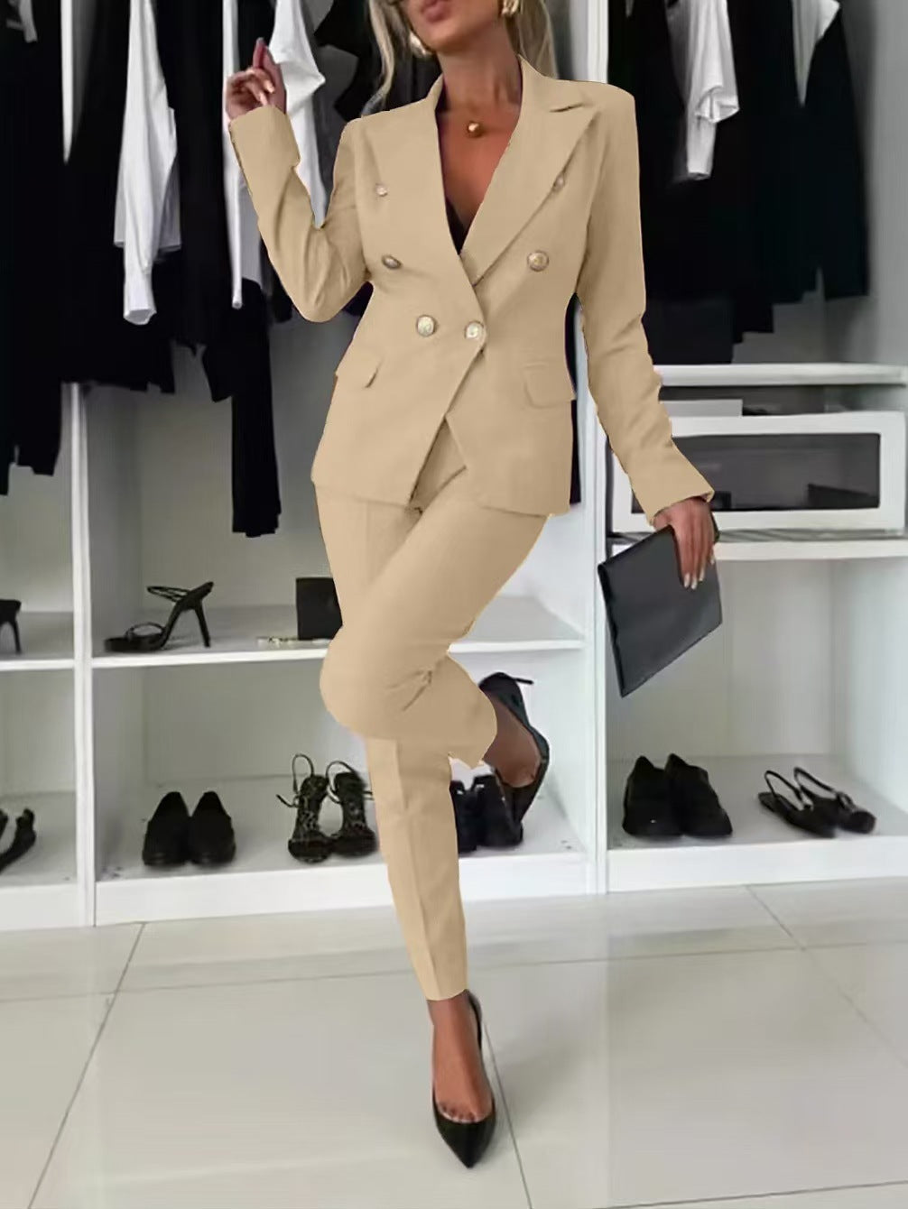 Stilfuldt jakkesæt til kvinder. Moderne blazer og bukser, perfekt til kontor og elegante anledninger.