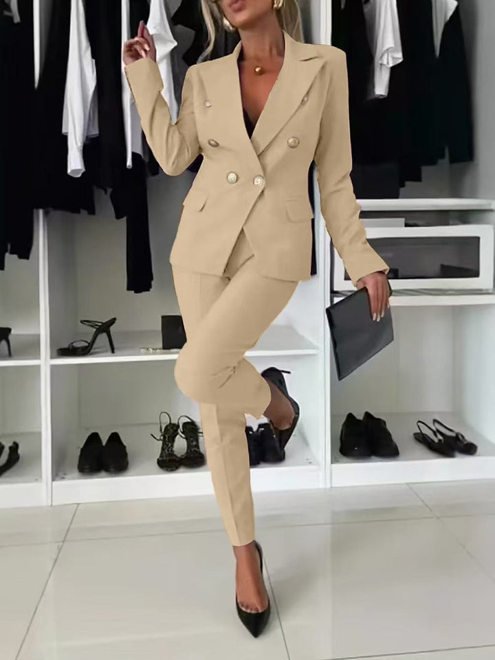 Stilfuldt jakkesæt til kvinder. Moderne blazer og bukser, perfekt til kontor og elegante anledninger.