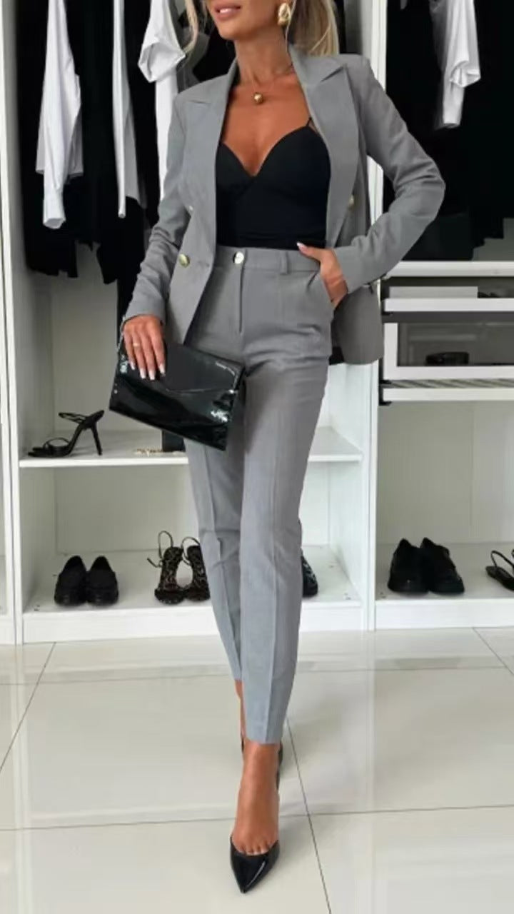Alsidigt jakkesæt til kvinder. Elegant blazer & bukser. Ideelt til kontoret eller stilfuld hverdag.
