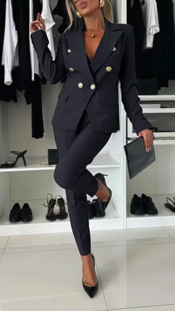 Detaljebillede af blazer fra feminint damesæt. Kvalitets design for et professionelt og moderne look.