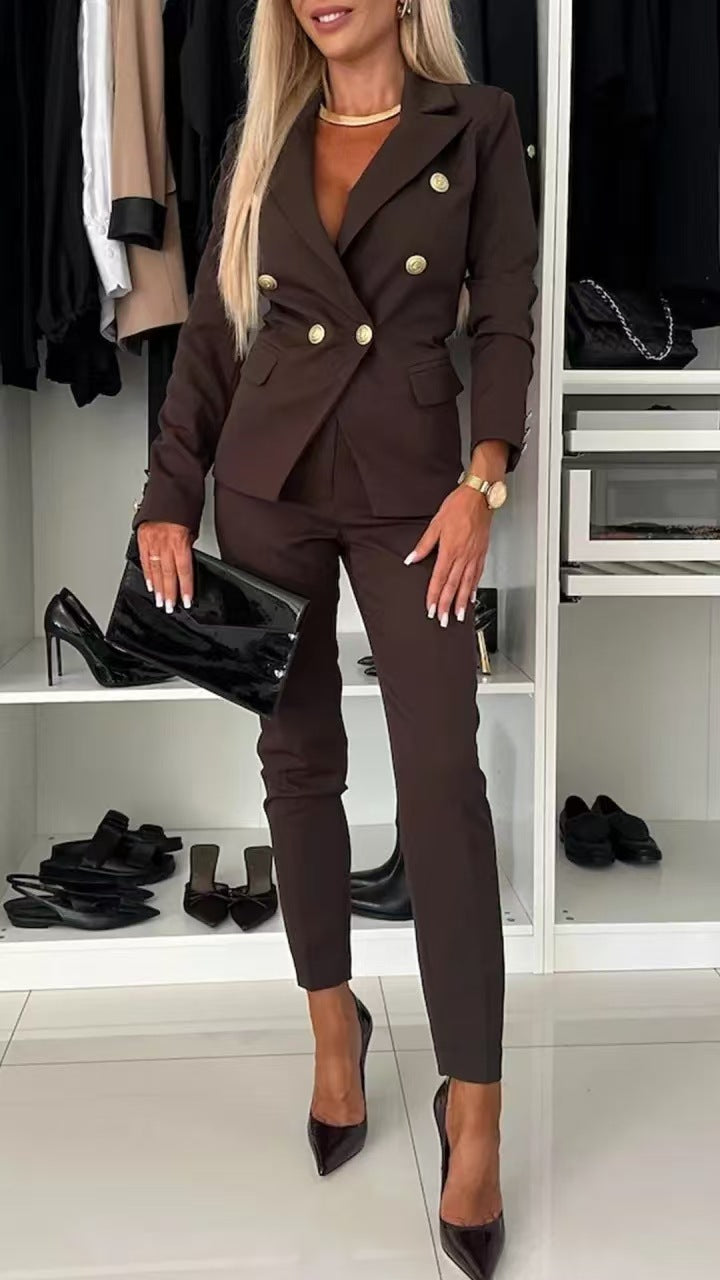 Marineblåt feminint damesæt. Blazer & bukser i moderne snit. Perfekt til en stilfuld business garderobe.