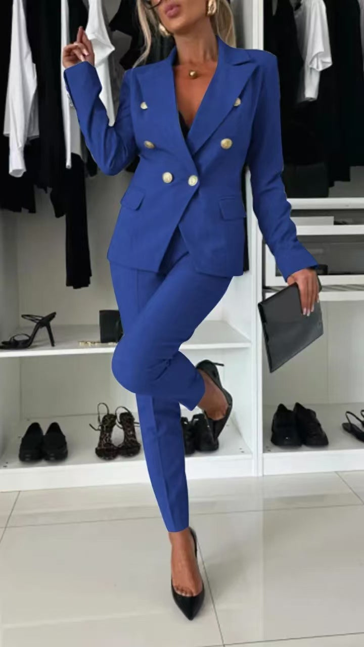 Nærbillede af den elegante blazer fra damesættet. Perfekt pasform for et professionelt og feminint udtryk.
