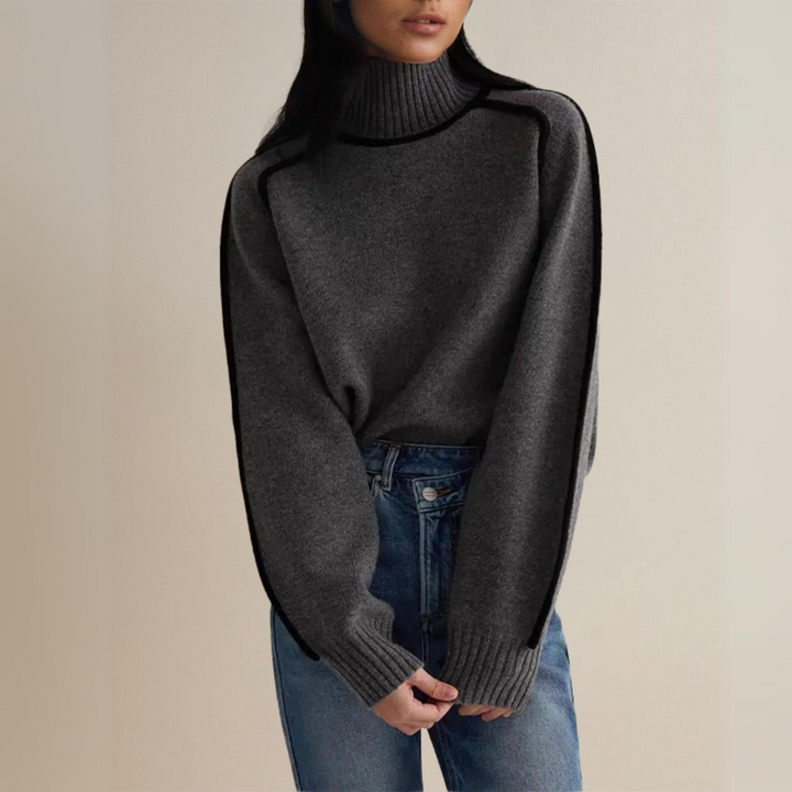 Komfortabel brun rullekravetrøje til kvinder med elegant piping. Alsidig strik perfekt til moderne efterårslook.