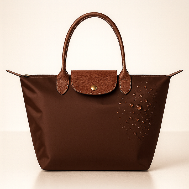 Praktisk kvindetaske i kunstlæder, en elegant tote bag. Ideel som stor rejsetaske eller organiseret hverdagstaske.