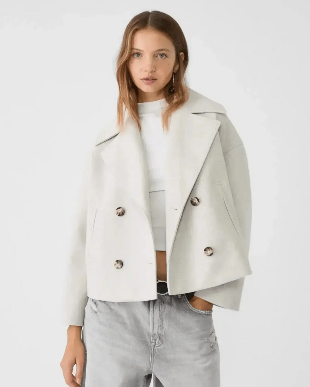 Elegant dobbeltbrystet kort kvindejakke, perfekt til stilfuld mode og damebeklædning.