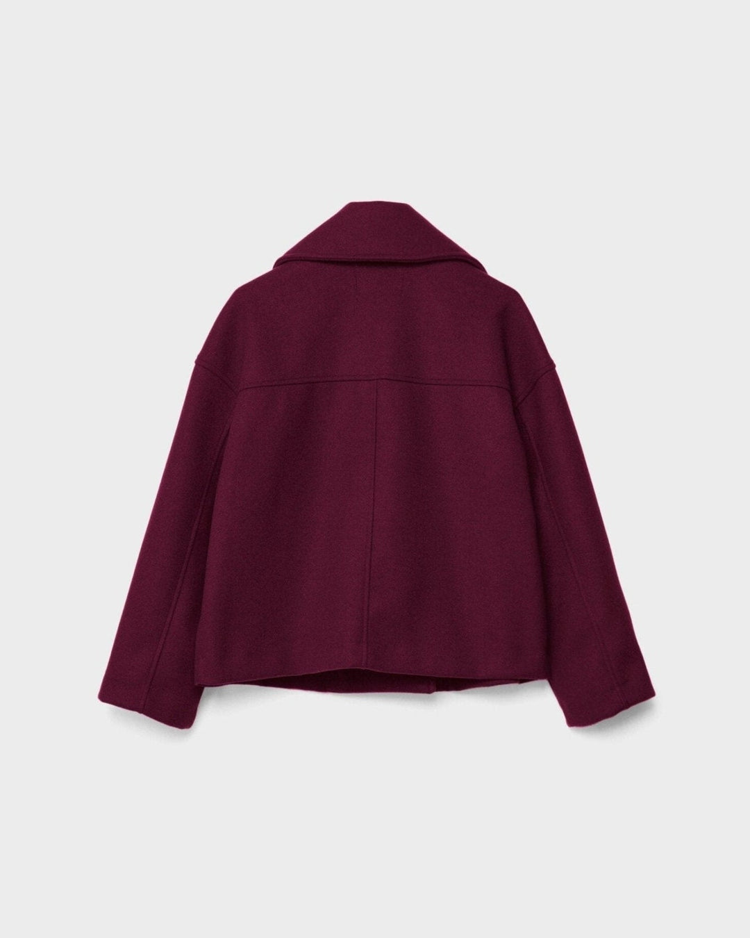 Helkropsbillede af kvinde i elegant dobbeltbrystet kort jakke, klassisk modebeklædning.