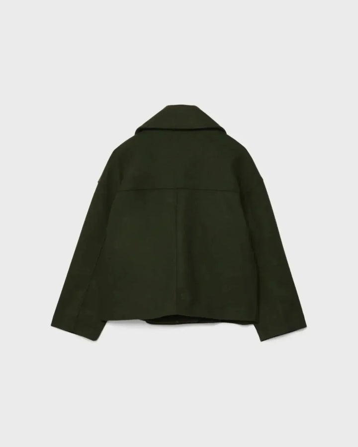 Sideprofil af elegant dobbeltbrystet kvindejakke, kort blazer i klassisk stil.