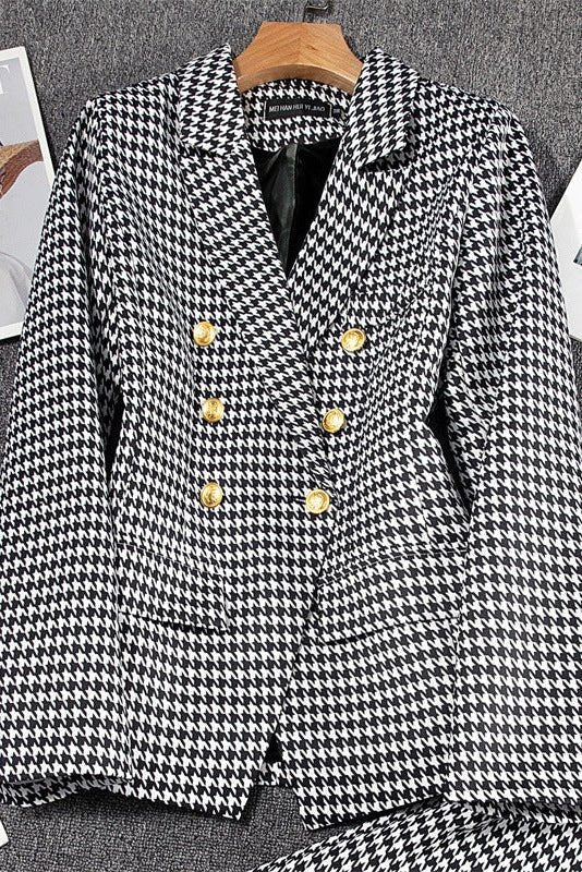 Alsidig dameblazer jakke, elegant dobbeltknappet for en skarp silhuet, perfekt til kvinders mode.