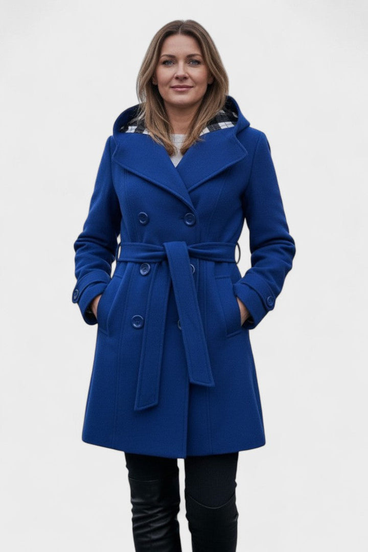 Elegant dobbeltradet kvindefrakke i uld. Perfekt varmt overtøj til efterår og vinter.