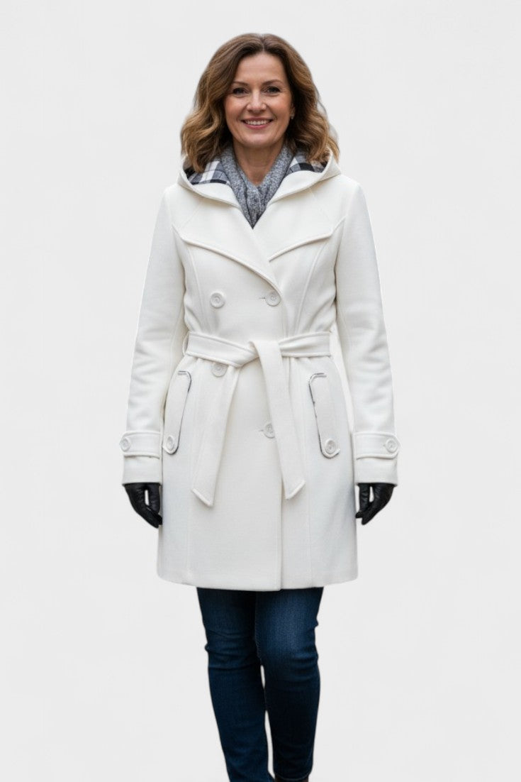 Tidløs dobbeltradet kvindefrakke. Uldblanding for varme og elegant stil som overtøj.