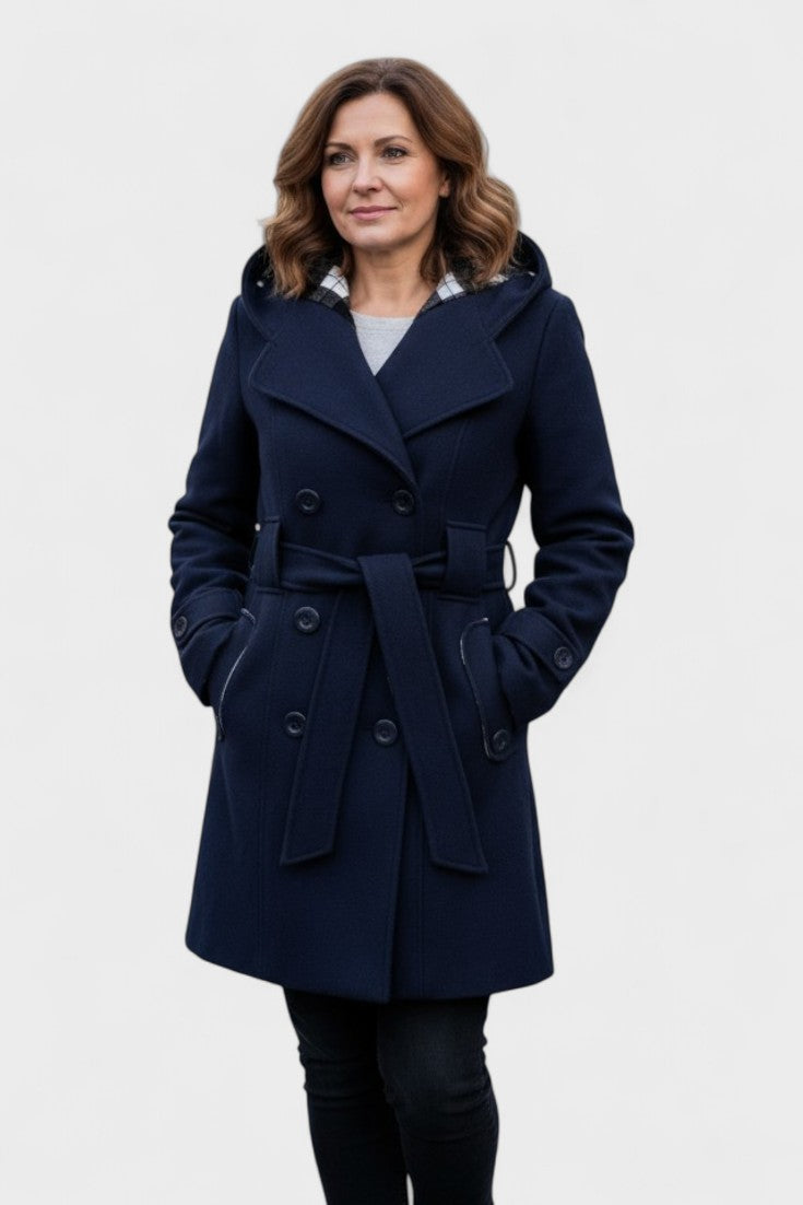 Elegant og varm dobbeltradet kvindefrakke. Perfekt mode overtøj i uld til efterår/vinter.