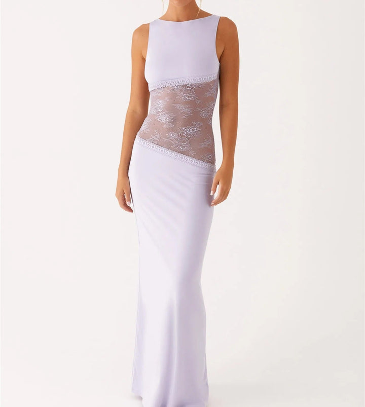 Kvinde lang blondekjole, elegant og figursyet. Ideel som festkjole, gallakjole eller bryllupskjole for et sofistikeret look.