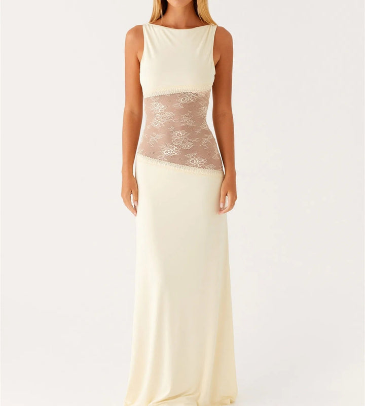 Smuk lang figursyet kjole med blonder, designet som en elegant festkjole til kvinder. Ideel til galla og bryllup.