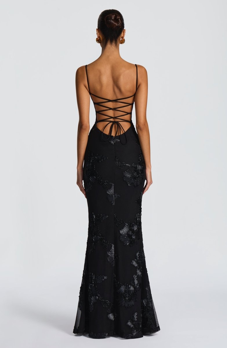 Lang dame festkjole med smukke blomster. Elegant sommer aftenkjole til særlige anledninger, figursyet design.