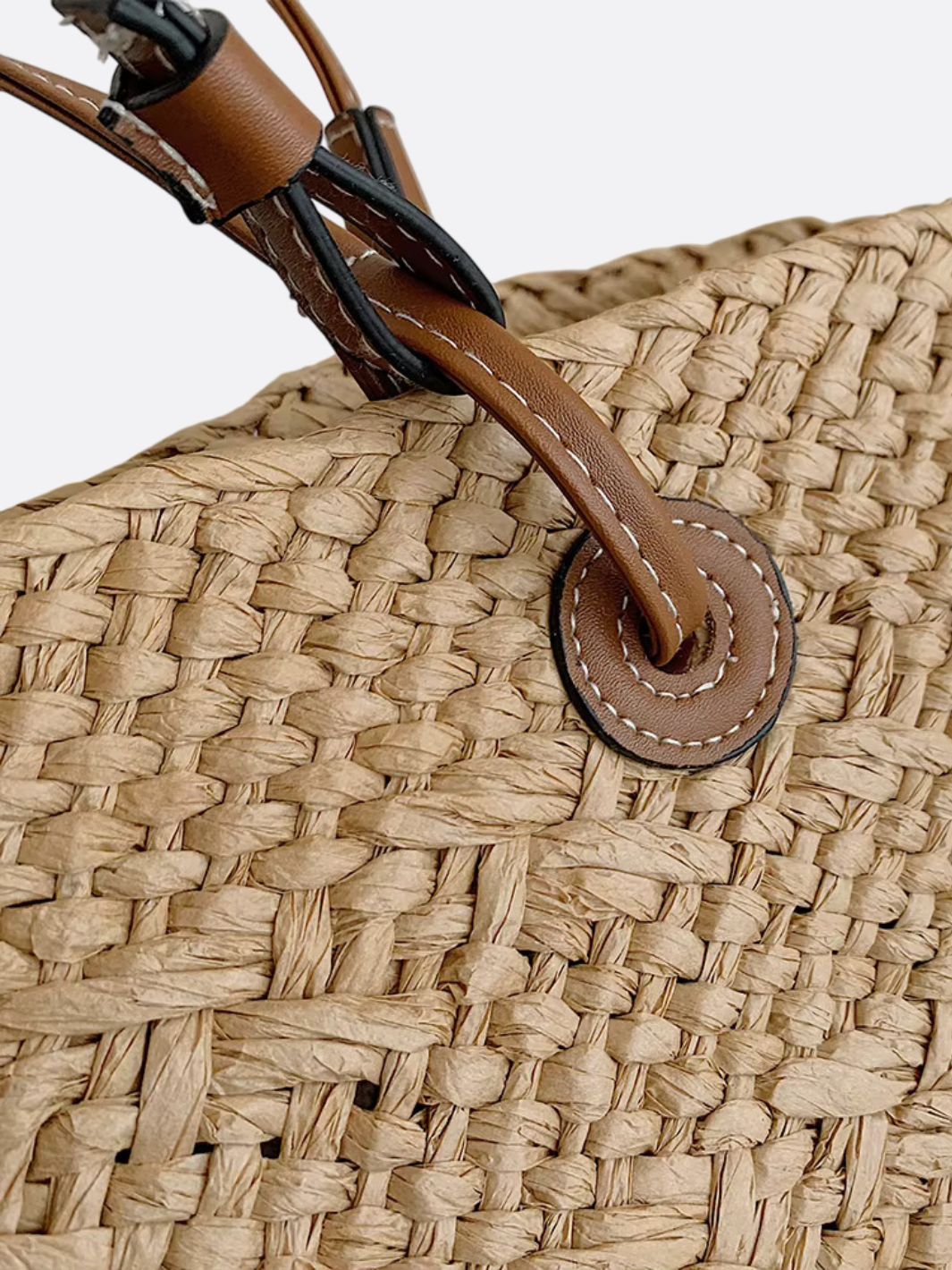 Stor, praktisk dametaske: flettet strå og læder skuldertaske i neutral beige, perfekt til enhver lejlighed.