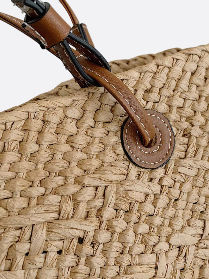 Stor, praktisk dametaske: flettet strå og læder skuldertaske i neutral beige, perfekt til enhver lejlighed.