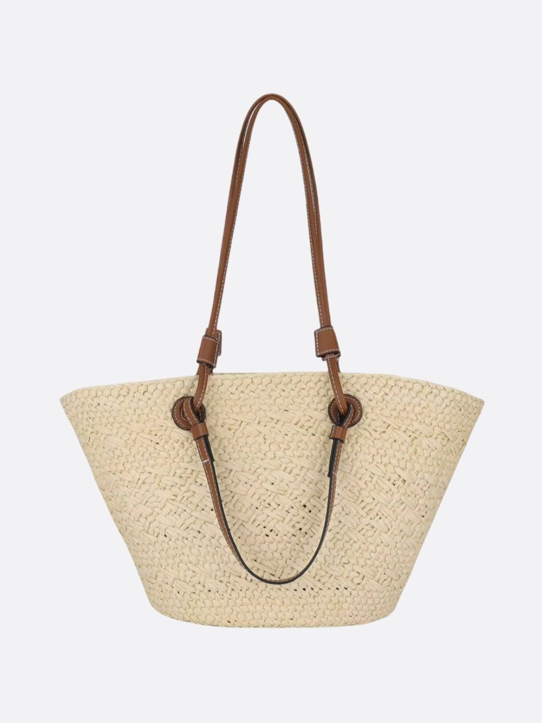 Detalje af den håndflettede stråtaske og de robuste læderremme. En elegant og rummelig sommertaske.
