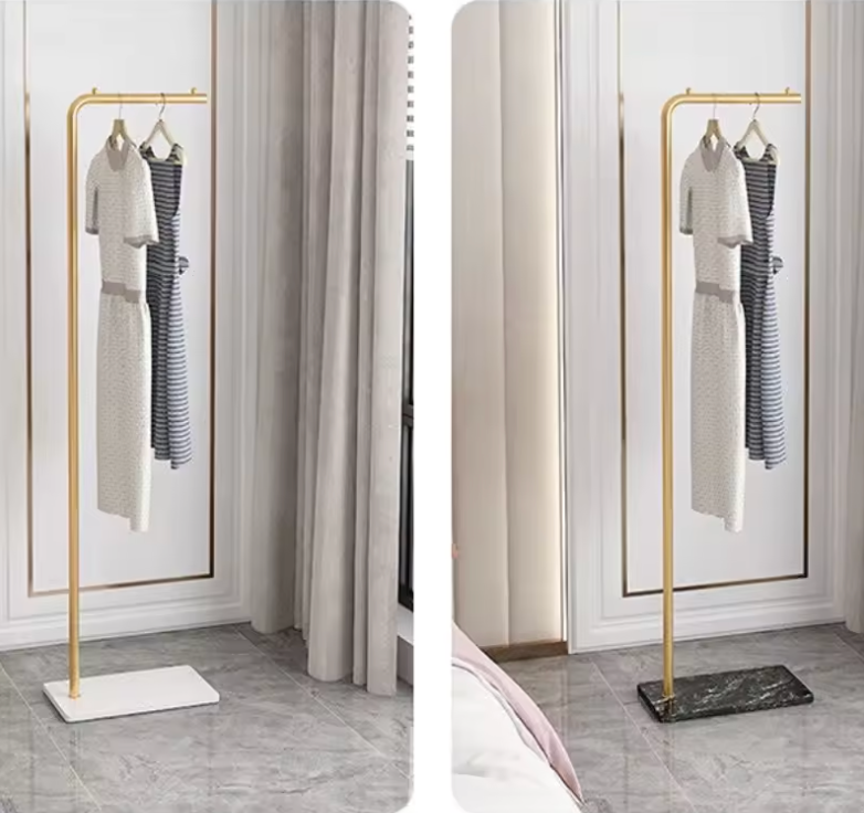 Luksuriøst design tøjstativ med solid marmorfod & stilfuld guld finish. Perfekt til elegant opbevaring.
