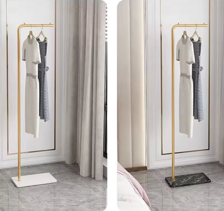 Luksuriøst design tøjstativ med solid marmorfod & stilfuld guld finish. Perfekt til elegant opbevaring.