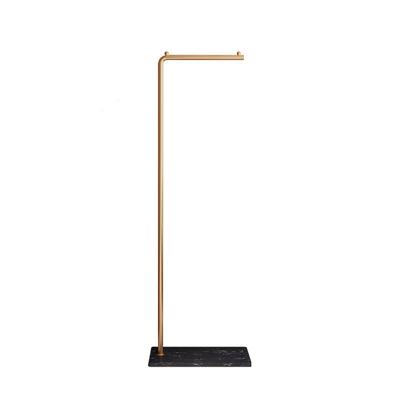 Fritstående design tøjstativ med smuk marmorfod. Børstet guld finish for moderne garderobe opbevaring.