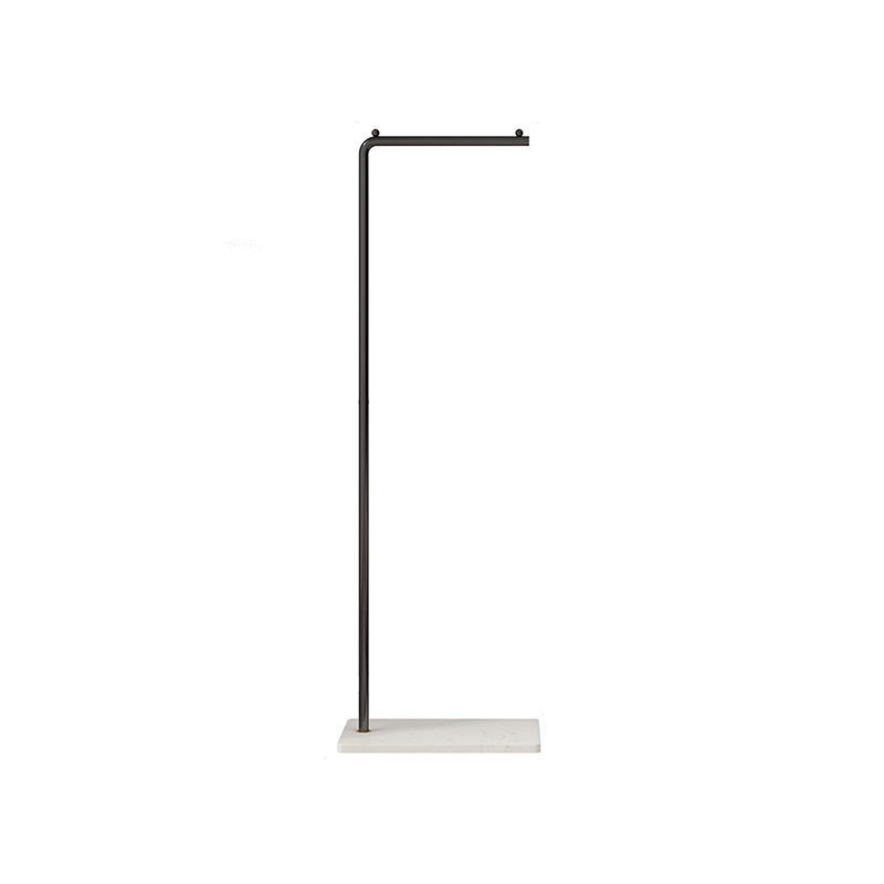 Design tøjstativ med marmorsokkel & børstet guld. Moderne stil for elegant opbevaring i hjemmet.