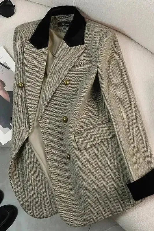 Tidløs lyserød dameblazer i klassisk design. Alsindig kvindemode til business og elegant hverdagsbrug.