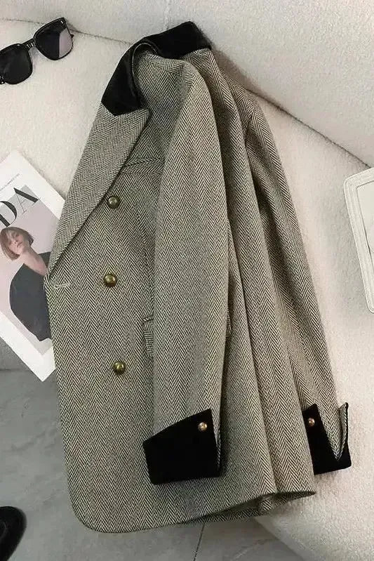 Grå business dameblazer med skræddersyet pasform for en professionel kontorstil. Elegant og formel.
