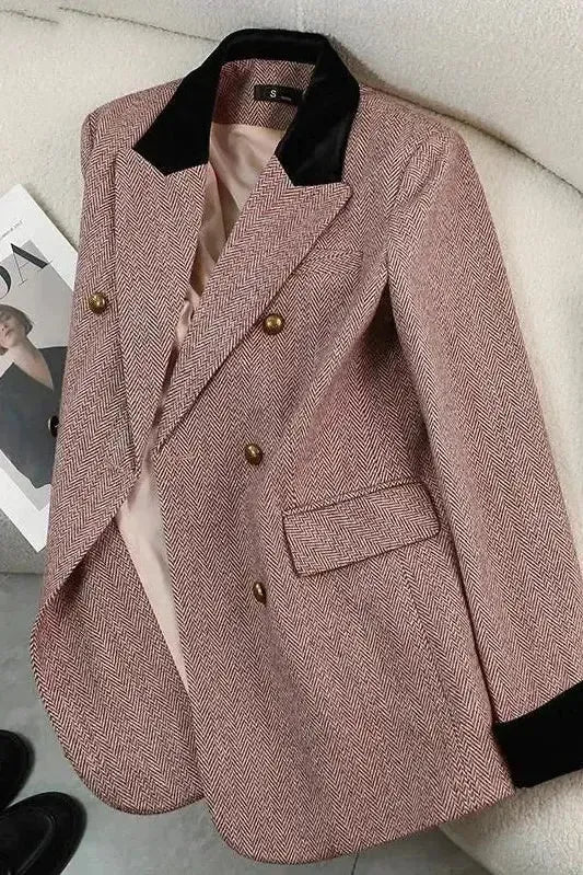 Alsidig grå klassisk dameblazer. Tidløs overtøj for en elegant kontorstil og smart business garderobe.