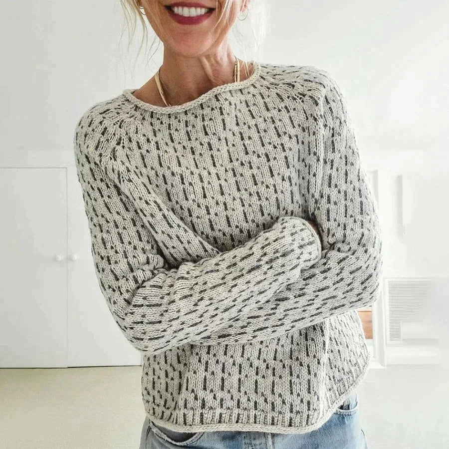 Elegant grå kvinders sweater med bådudskæring. Komfortabel og stilfuld langærmet overdel til hverdag.